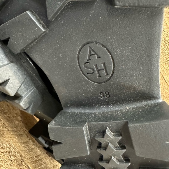 Ash Lloyd Leather Pull-On Combat Boots
Size: 38 (Approx. US 7.5–8) - Picture 8 of 10